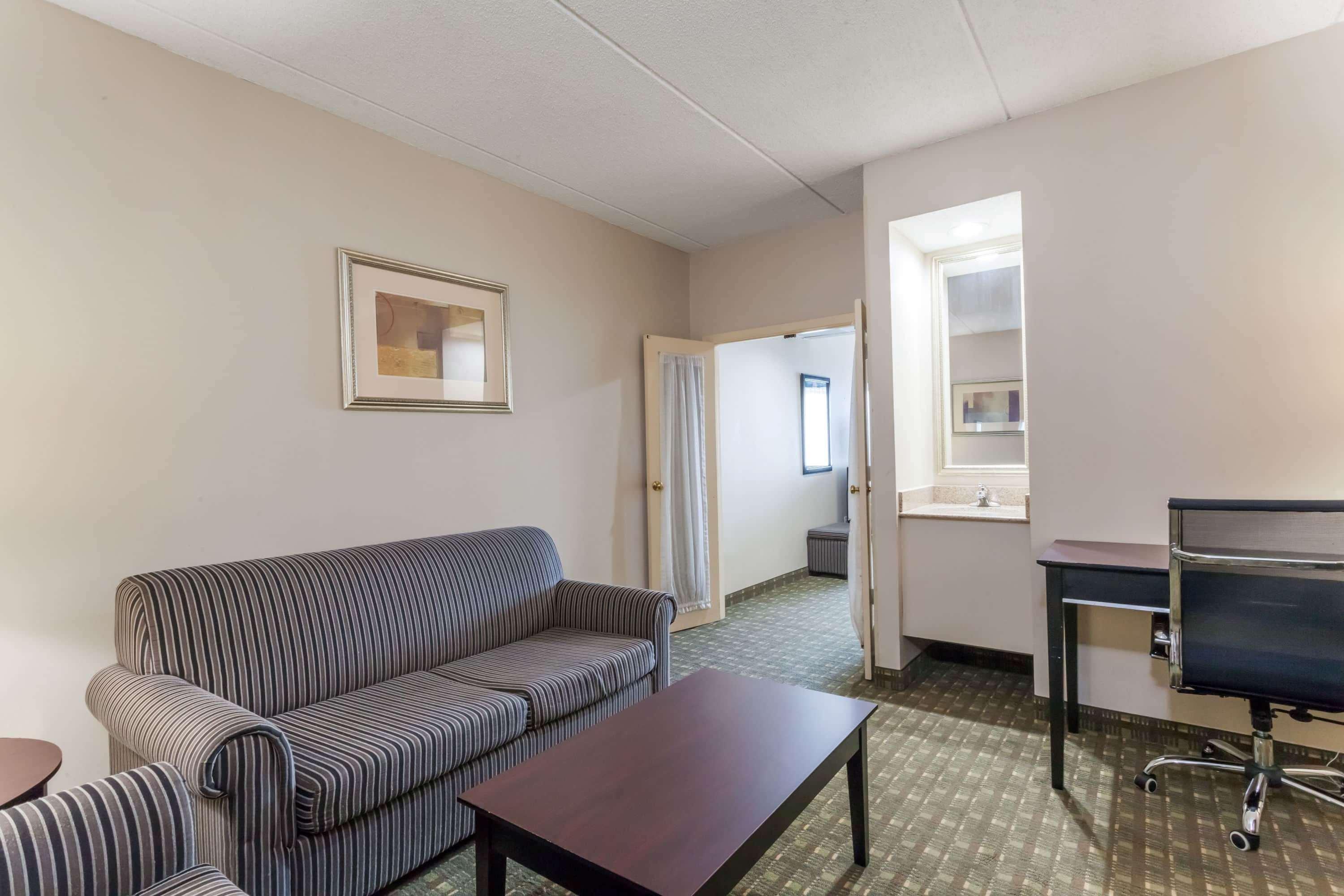 Hotel Ramada By Wyndham Newburgh/West Point Exterior foto